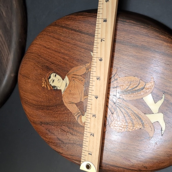 VGT, Rosewood Set Of 2 Oval Marquetry Wall Plaques with South Indian Man/Woman. - Picture 15 of 15